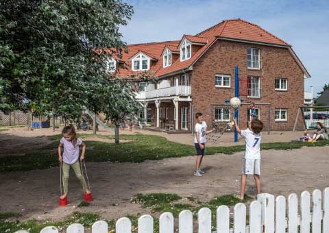 Kinder spielen vor Inselklinik Sylt 